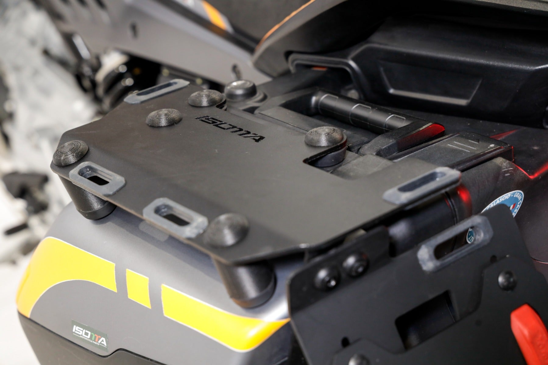 ISOTTA Coppia Portapacchi per borse laterali per MOTO GUZZI STELVIO 2024