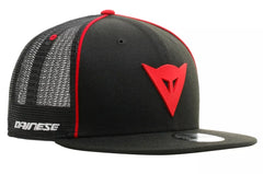 Cappello DAINESE 9FIFTY TRUCKER CAP Cappellino Nero con logo e bordo rosso