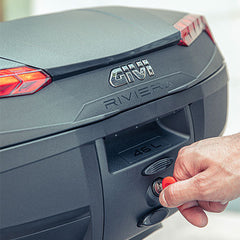 GIVI Bauletto moto E46N RIVIERA 46 litri catarifrangenti rossi + piastra