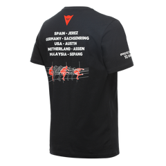 Camiseta DAINESE Racing negra con logo en el pecho y nombres de los circuitos en la espalda