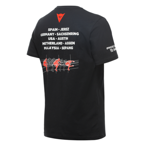 Camiseta DAINESE Racing negra con logo en el pecho y nombres de los circuitos en la espalda